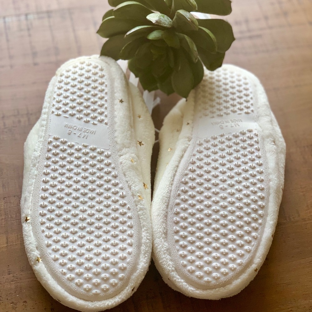 ⭐️SLIPPERS⭐️ - Picture 2 of 3